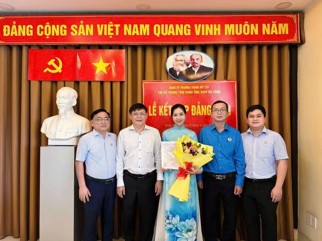 Chi bộ Trung tâm cung ứng dịch vụ công phường Trung Mỹ Tây tổ chức lễ kết nạp Đảng