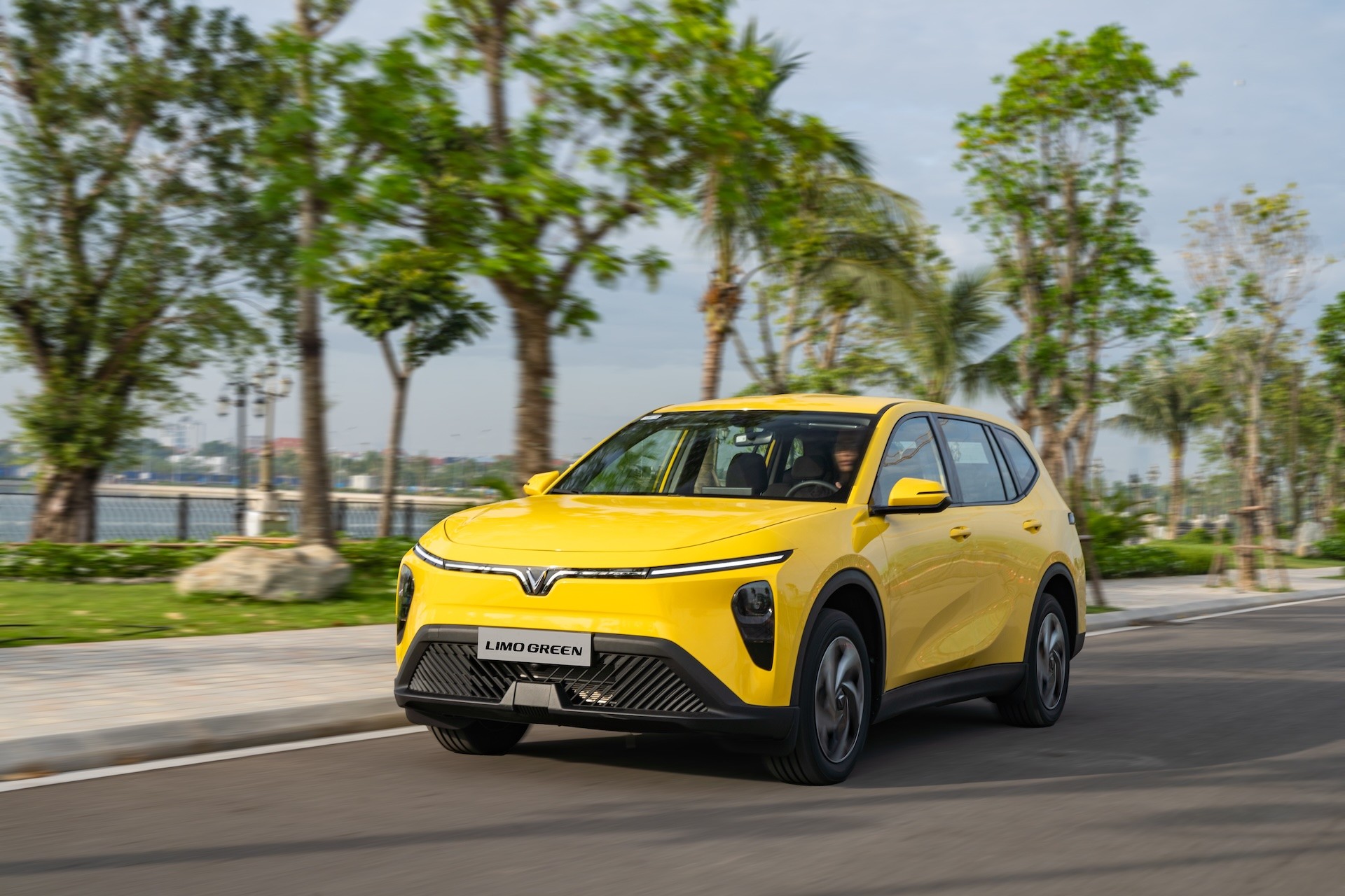 9.642 chiếc Limo Green được bàn giao cho khách hàng trong tháng 11.