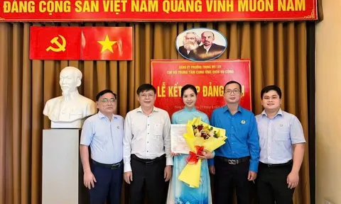 Chi bộ Trung tâm cung ứng dịch vụ công phường Trung Mỹ Tây tổ chức lễ kết nạp Đảng