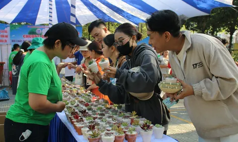 Phường Dĩ An (TP.HCM) đổi rác nguy hại lấy quà, người dân hưởng ứng phân loại rác tại nguồn