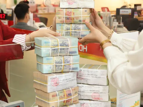 Cuộc đua lãi suất cuối năm bùng nổ: Xuất hiện mức 9%/năm, có nên gửi tiết kiệm lúc này?