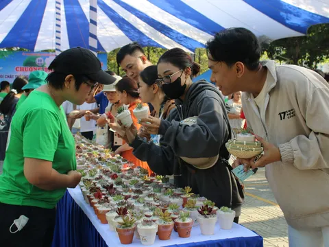 Phường Dĩ An (TP.HCM) đổi rác nguy hại lấy quà, người dân hưởng ứng phân loại rác tại nguồn